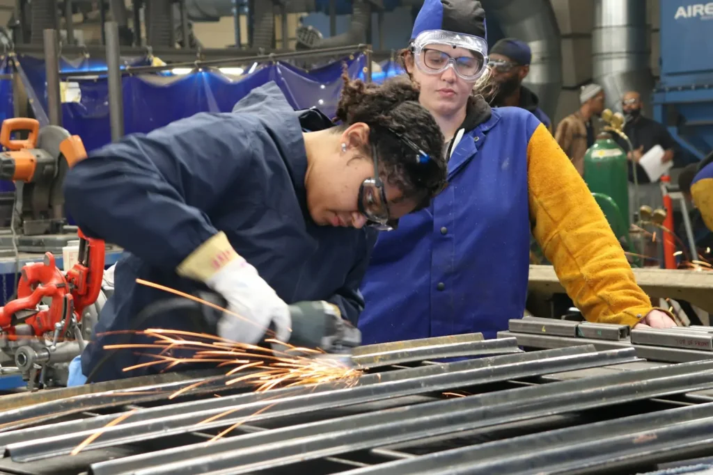 Due giovani apprendisti al lavoro in officina